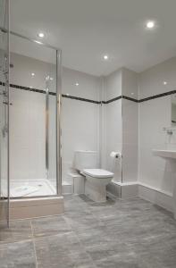 利物浦城堡系列 - 25号城堡街公寓的带淋浴、卫生间和盥洗盆的浴室