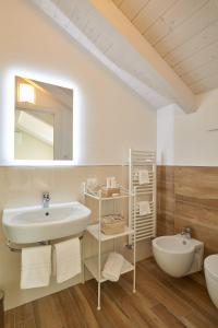 切里亚莱Agriturismo Casastella的白色的浴室设有水槽和镜子