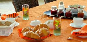 绍雷莱博恩Le Clos des Roseaux的一张桌子,上面放着羊角面包和一碗面包