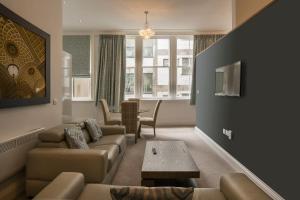 利物浦城堡系列14库克街公寓的客厅配有沙发和桌子