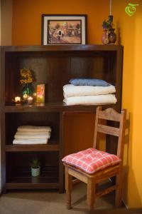 奇瓦伊Sonqo Killa del Colca的一张桌子、椅子和一个带毛巾的架子
