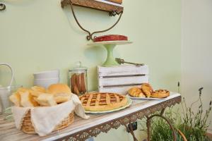 切里亚莱Agriturismo Casastella的一张桌子,上面放着面包和糕点