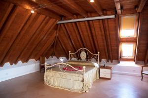 波梅齐亚斯特兰派利别墅的卧室配有一张床铺,位于带木墙的房间内