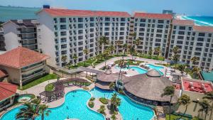 坎昆Emporio Cancun - Optional All Inclusive的享有带游泳池的度假村的空中景致