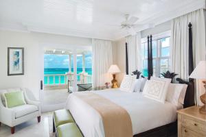 格雷斯湾棕榈特克斯凯科斯酒店的一间白色的卧室,配有一张床,享有海景