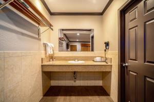 蒙罗维亚橡树园汽车旅馆的一间带水槽和镜子的浴室