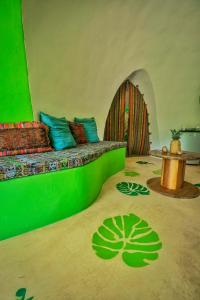 蒙特苏马Green Moon Lodge的客房配有带绿色和蓝色枕头的床。