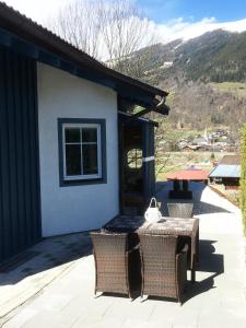 维尔德科格尔山麓布兰贝格AlpenApartment的房屋前设有带桌椅的天井。