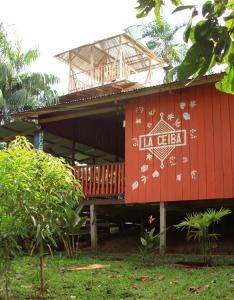 莱蒂西亚La Ceiba, Amazonas的一面有标志的红色建筑