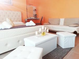 拉卡莱b&b MareSalento的客厅配有白色家具和沙发
