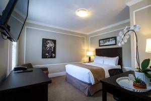 雷夫尔斯托克斯托克丽晶酒店 的配有一张床和一张书桌的酒店客房