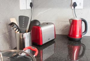 开普敦9a@Crassula Way的厨房柜台配有烤面包机和烤面包机。