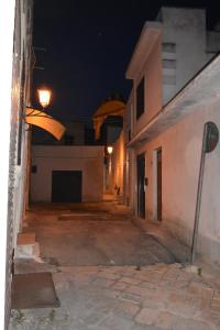阿韦特拉纳La Gemma del Sud的夜间空洞的小巷