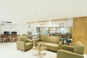 曼谷华马克汤姆森酒店的带沙发、椅子和桌子的客厅