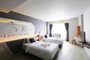 合艾合艾经典酒店的酒店客房设有两张床和一台平面电视。