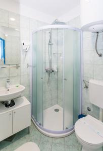 奥米什MiMa's Rooms的带淋浴、卫生间和盥洗盆的浴室