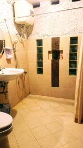 伦邦Oemah Kajoe Lembang的一间带水槽和卫生间的浴室