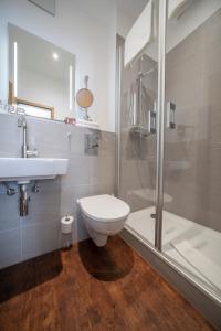 莱茵河畔凯尔黑尔茨酒店的浴室配有卫生间、淋浴和盥洗盆。