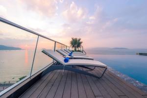 芽庄Boton Blue Hotel & Spa的游艇甲板上一排躺椅
