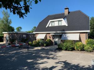 GoedereedeDoelweg 35 Chalet 172 - No Companies的黑色屋顶和车道的房子