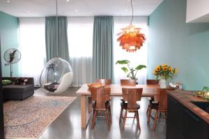阿姆斯特丹Private Studio - FREE PARKING的客厅设有餐桌和椅子
