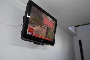 格但斯克Baltic Hostel的挂在墙上的平面电视