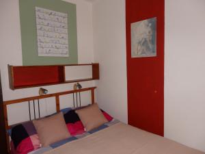 韦伦采Orgona Vendégház的一间卧室设有一张床和一扇红色的门