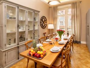 布拉格小小公寓的用餐室配有带水果的木桌
