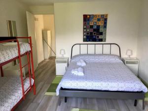 科利科Tenuta Pozzi的一间卧室配有一张床和两张双层床。