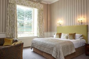 文特诺皇家酒店的一间卧室设有一张大床和一个窗户。