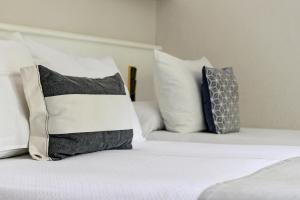 兰卡拉戈拉塔酒店的一间卧室配有带枕头的床