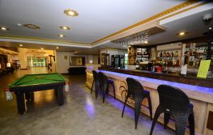 巴统巴统斯普特尼克酒店的酒吧配有乒乓球桌和椅子