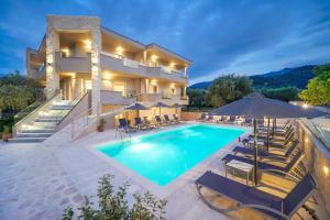 萨索斯Iliomagic Luxury Suites Thassos的夜间带游泳池的别墅