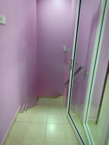 适耕庄Purple TownHouse 3R2B Wifi的带淋浴的浴室(带紫色墙壁)