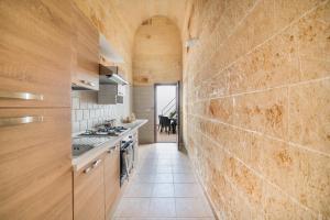 圣潘克拉齐奥萨伦蒂诺Casetta Annarosa by BarbarHouse的厨房设有木墙和长长的走廊
