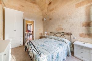 圣潘克拉齐奥萨伦蒂诺Casetta Annarosa by BarbarHouse的一间卧室设有一张床和砖墙