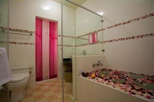 花莲市微甜彩虹民宿的一间带玻璃淋浴和卫生间的浴室