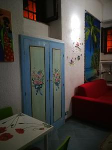 Isola del GiglioLA PERLA的一间房间,两扇门上涂有鲜花