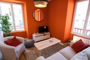 昂代Gahenda - Appartement Volumineux et Familial - Parking, WiFi & Netflix的客厅配有2张白色沙发和电视