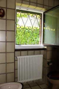 卡迪马里奥Casa Creavita的浴室设有窗户、卫生间和散热器