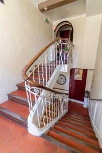 弗雷瑞斯植物群酒店的红色地板的建筑中的螺旋楼梯