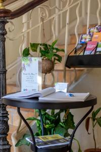 弗雷瑞斯植物群酒店的上面有一本书的桌子