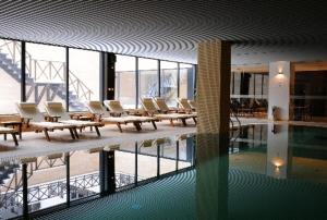 班斯科阿斯彭公寓酒店的一座带椅子的游泳池和一座游泳池