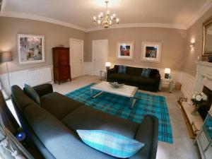 爱丁堡Escape to Edinburgh @ Abercromby Place的客厅配有沙发和桌子