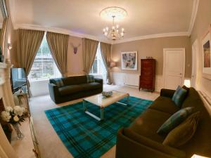 爱丁堡Escape to Edinburgh @ Abercromby Place的客厅配有沙发和桌子