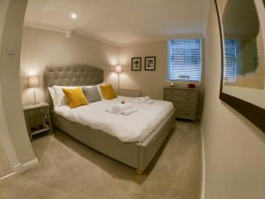 爱丁堡Escape to Edinburgh @ Abercromby Place的一间卧室设有一张大床和一个窗户。