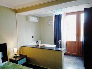 姆茨赫塔阿拉格维酒店的酒店客房设有带水槽的浴室