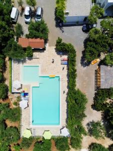 洛科罗通多特鲁利波佐玛希尔洛旅馆的停车场游泳池的顶部景色