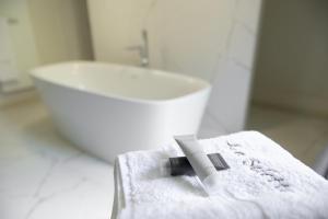 米洛Couvent de la Salette & Spa的白色的浴室设有水槽和毛巾