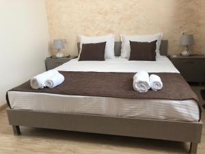 巴统Guesthouse Family的一间卧室配有一张大床和两个枕头